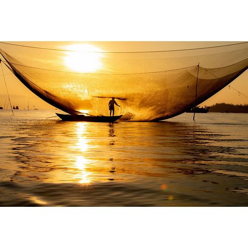 Norring, Tom 아티스트의 Vietnam-Fisherman emptying the nights catch in the Lagoon작품입니다.